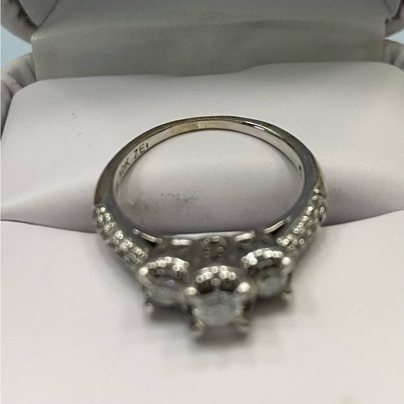 Kay Jewelers 3 stone diamond white gold ring ! - Picture 3 of 5